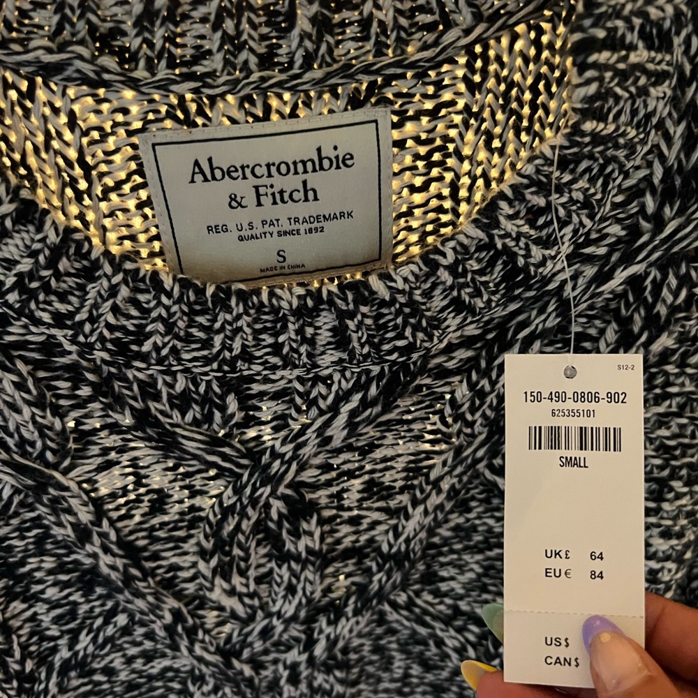 New Abercrombie Black and white cable knit sweater